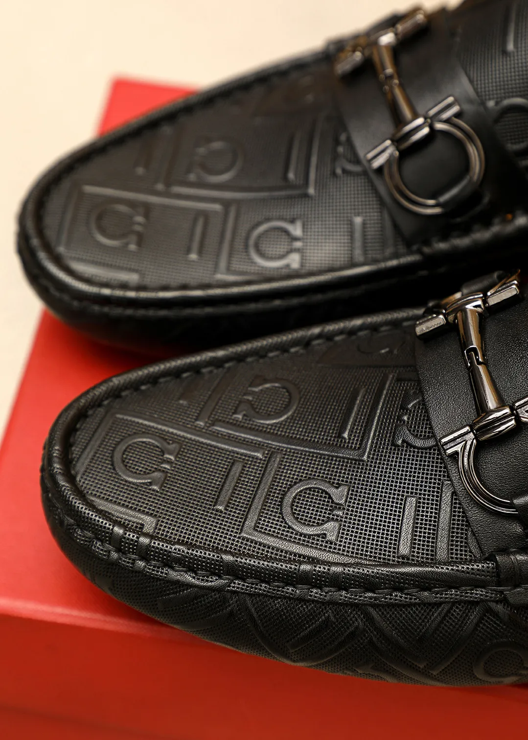 Men's shoes 💰380 💐 Product trademark: Ferragamo "Ferragamo" bean shoes Regular size: 38-44 (45.46.47🉑️Customized) Product materials: Selected imported calfskin embossed upper + classic hardware buckle, imported pig leather lining. Strong three-dimensional visual effect, original outsole color: 1⃣️color optional